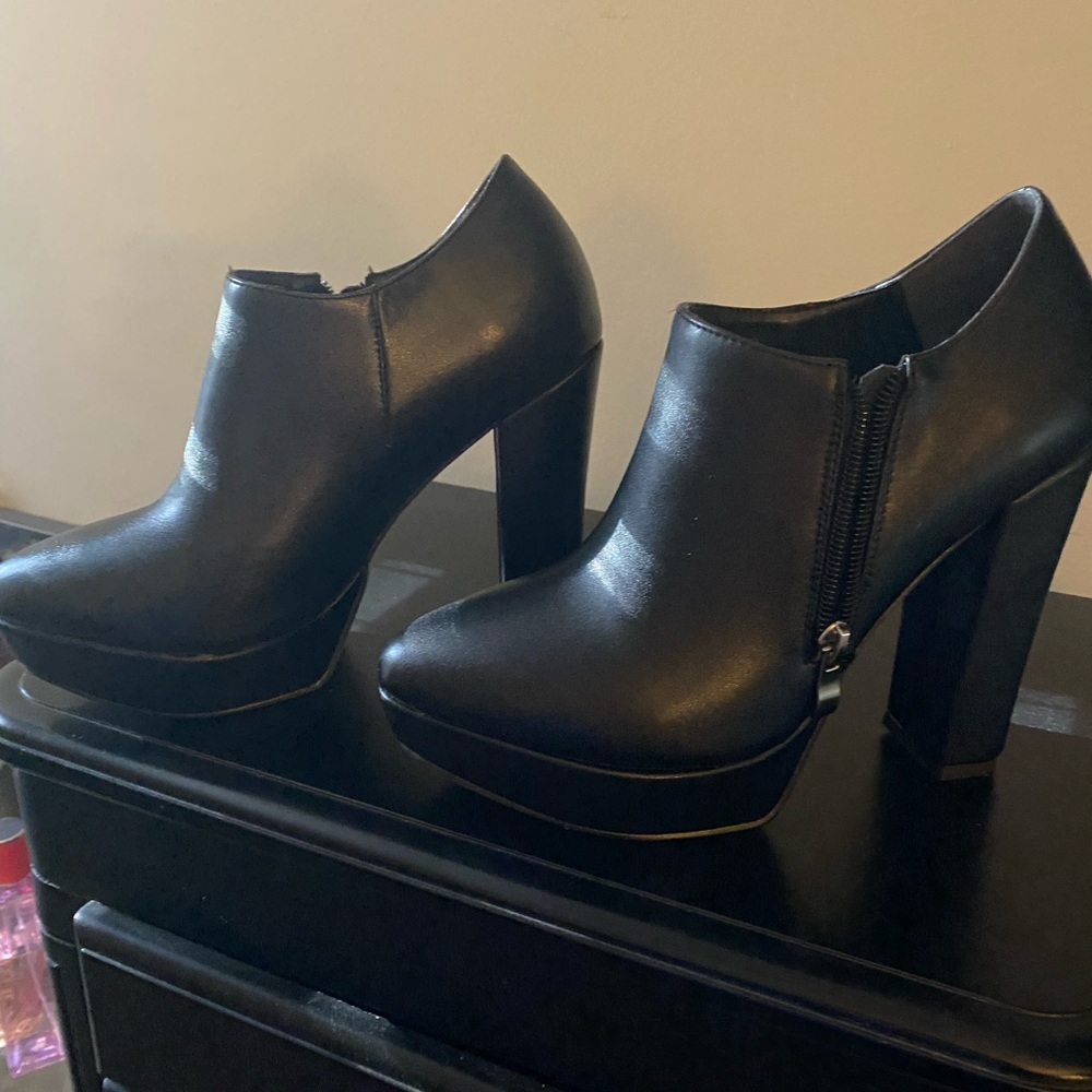 NEW IN BOX - XYD Pointed Side Zipper Chunky Heel Platform Ankle Size 7